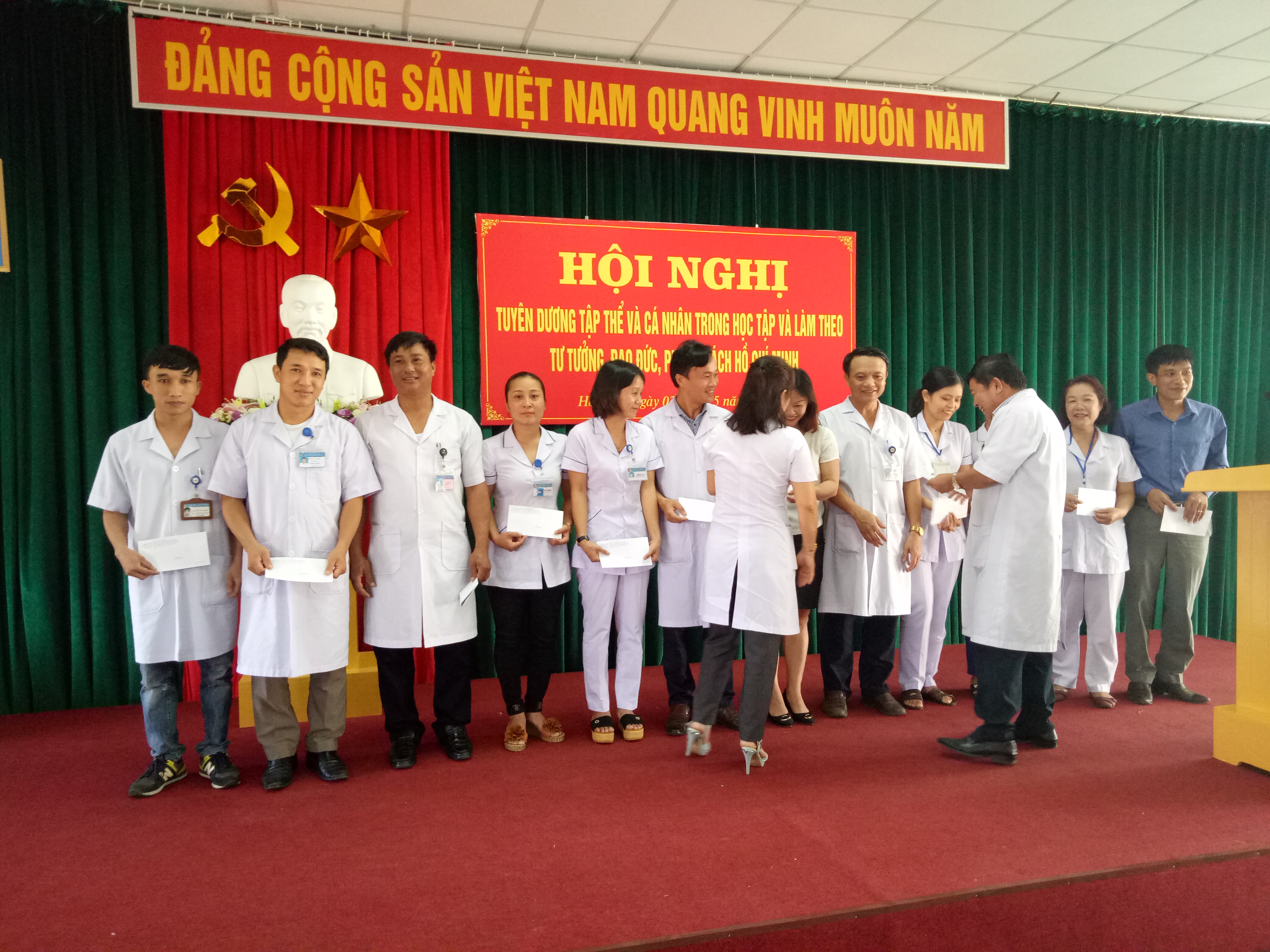 tuyen-duong-ta?p-the?-ca´-nhan-tieu-bie?u-ho?c-ta?p-va`-la`m-theo-guong-ba´c